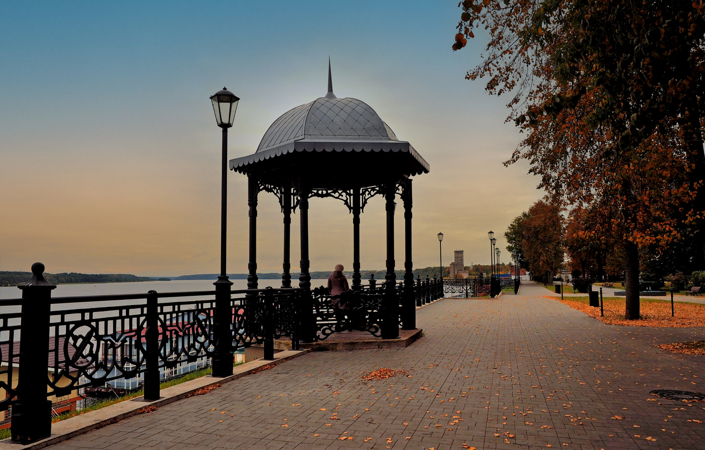 Волжский бульвар . Вечереет.