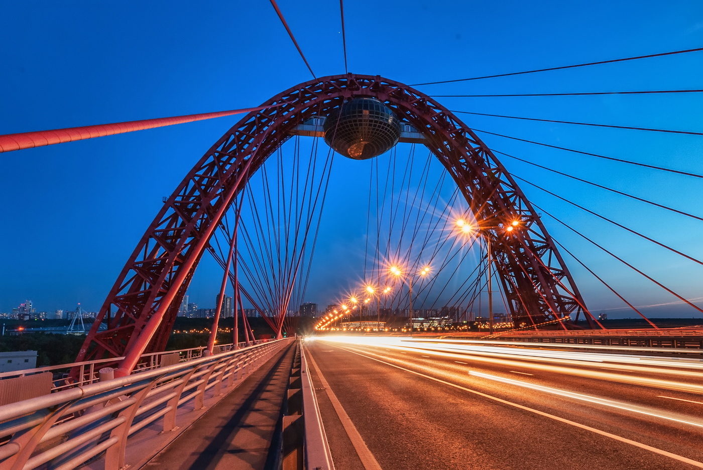 Твоих мостов ажур чугунный...