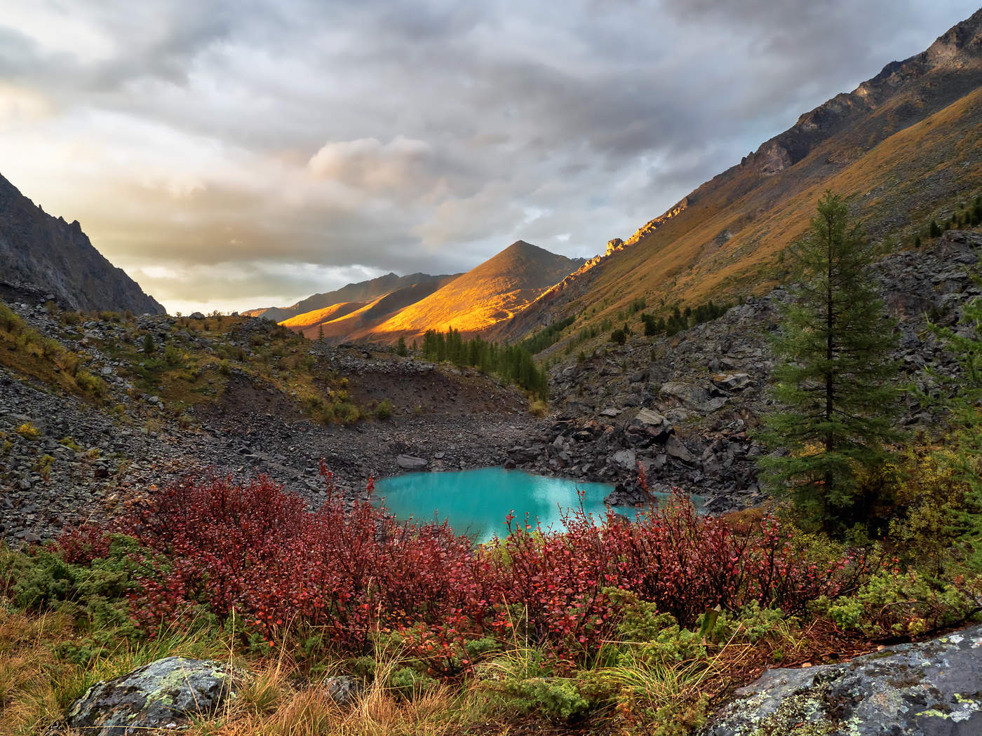 Осенний закат на Шавлинских озерах. Алтай.