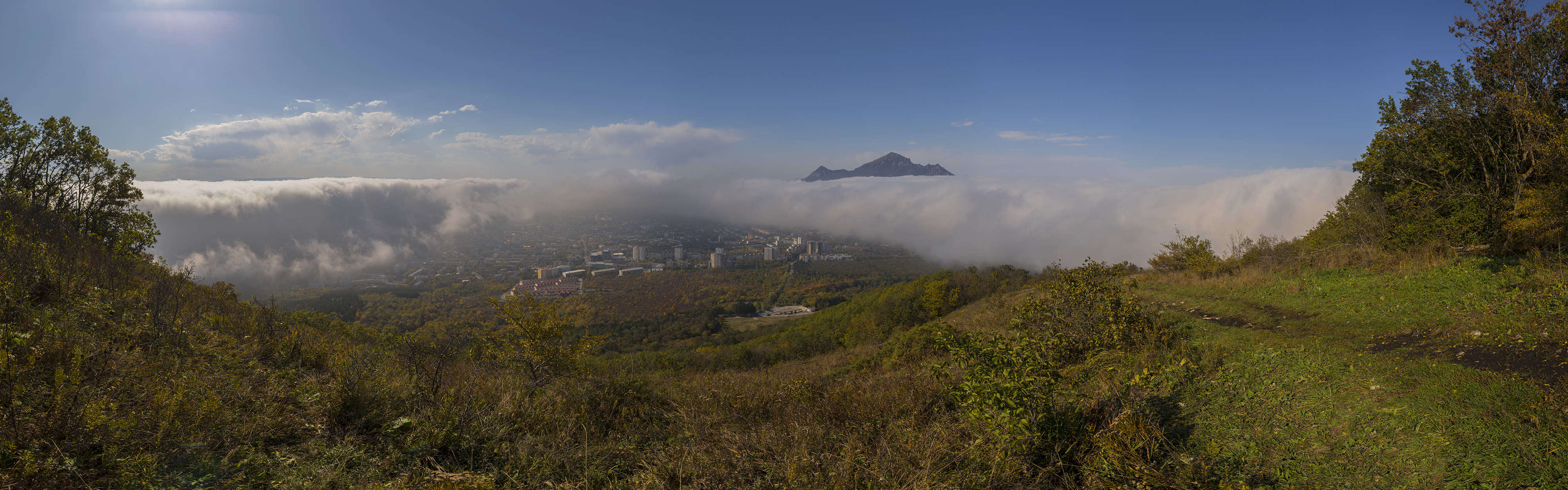 Под облаками город