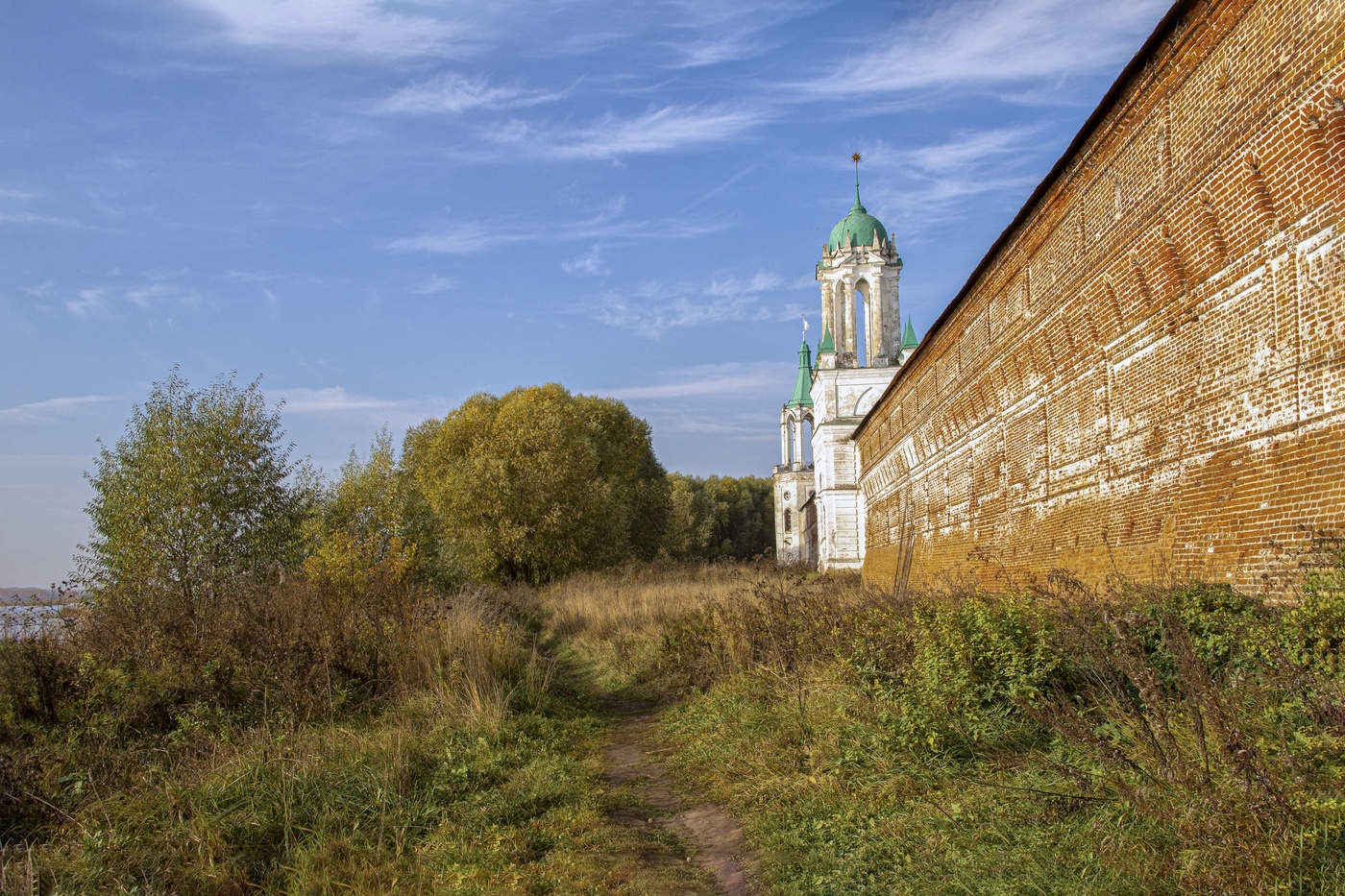 У древних стен