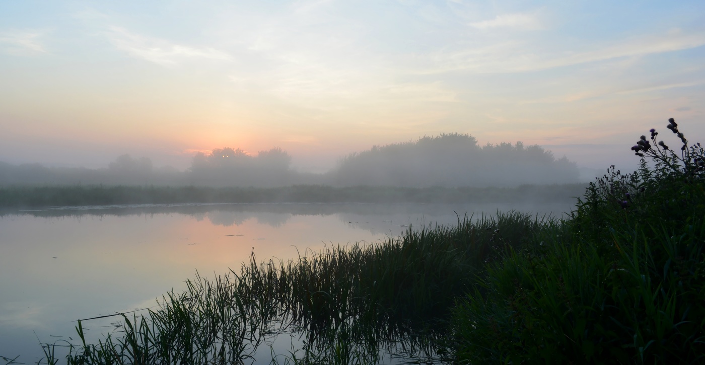 Рассветный туман на реке