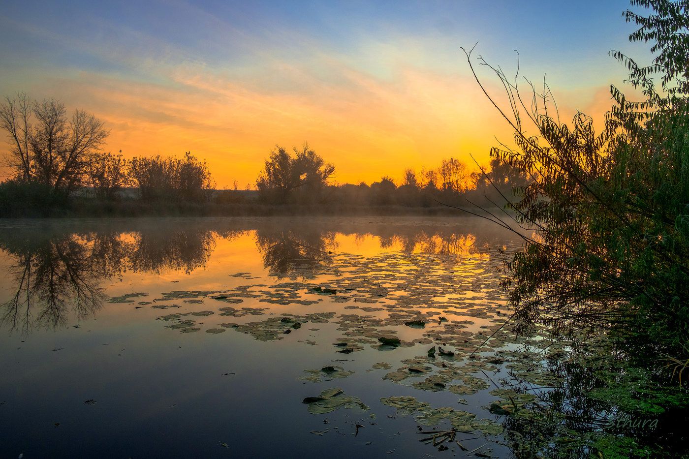 На рассвете.