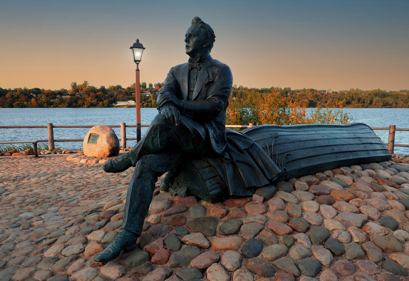 Памятник русскому певцу Федору Шаляпину.