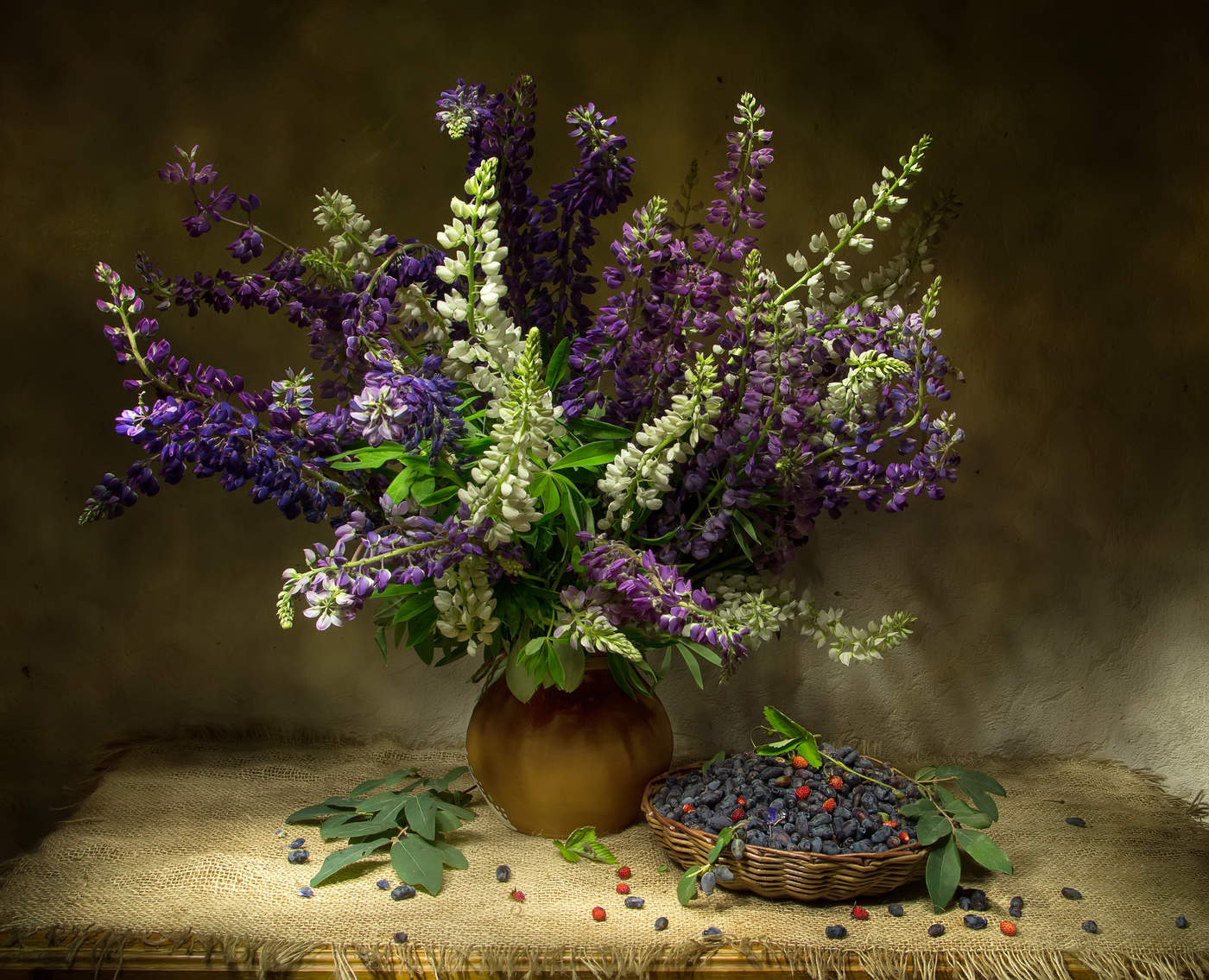 С жимолостью...