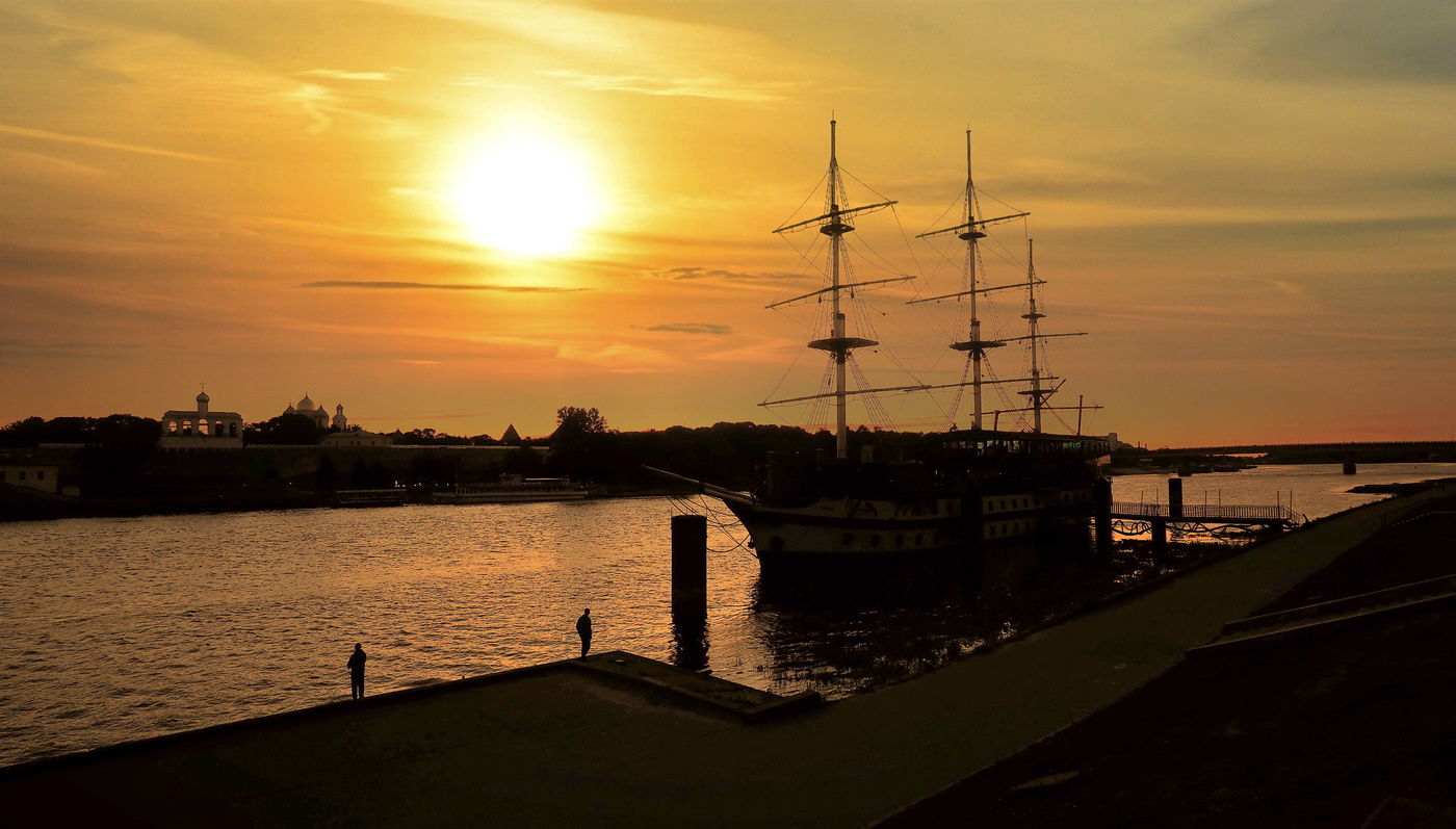 Великий Новгород. Закат над р. Волхов.