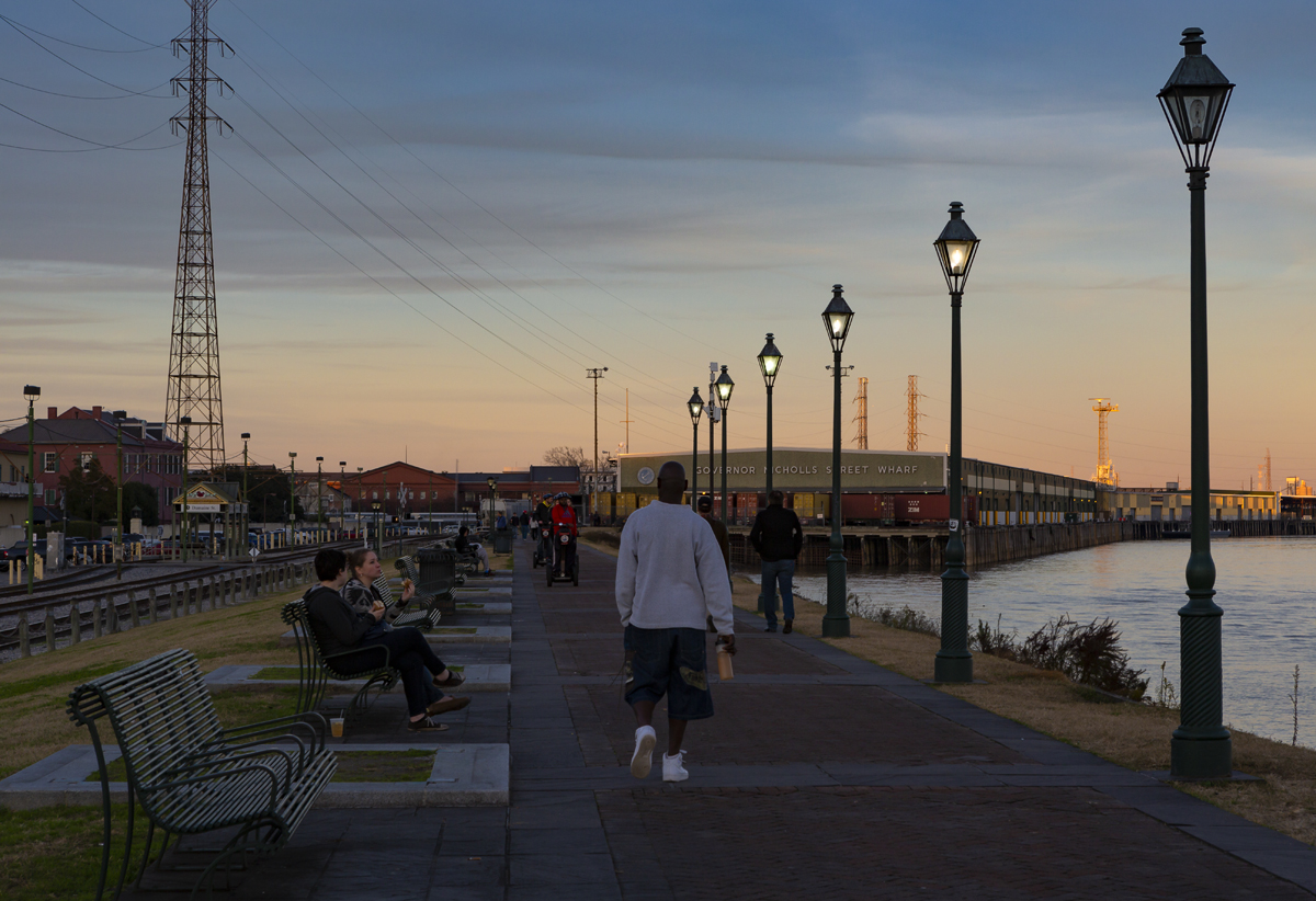 Вечер. Набережная. Фонарь. Бургерная.
