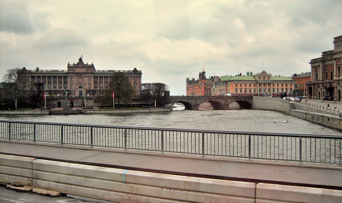 На мосту канала