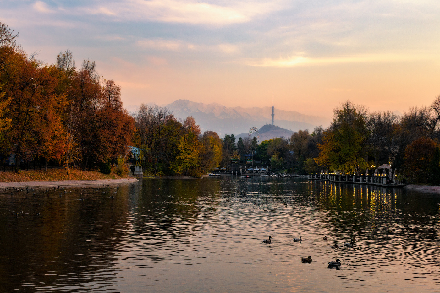 Осенний вечер в Центральном парке отдыха.