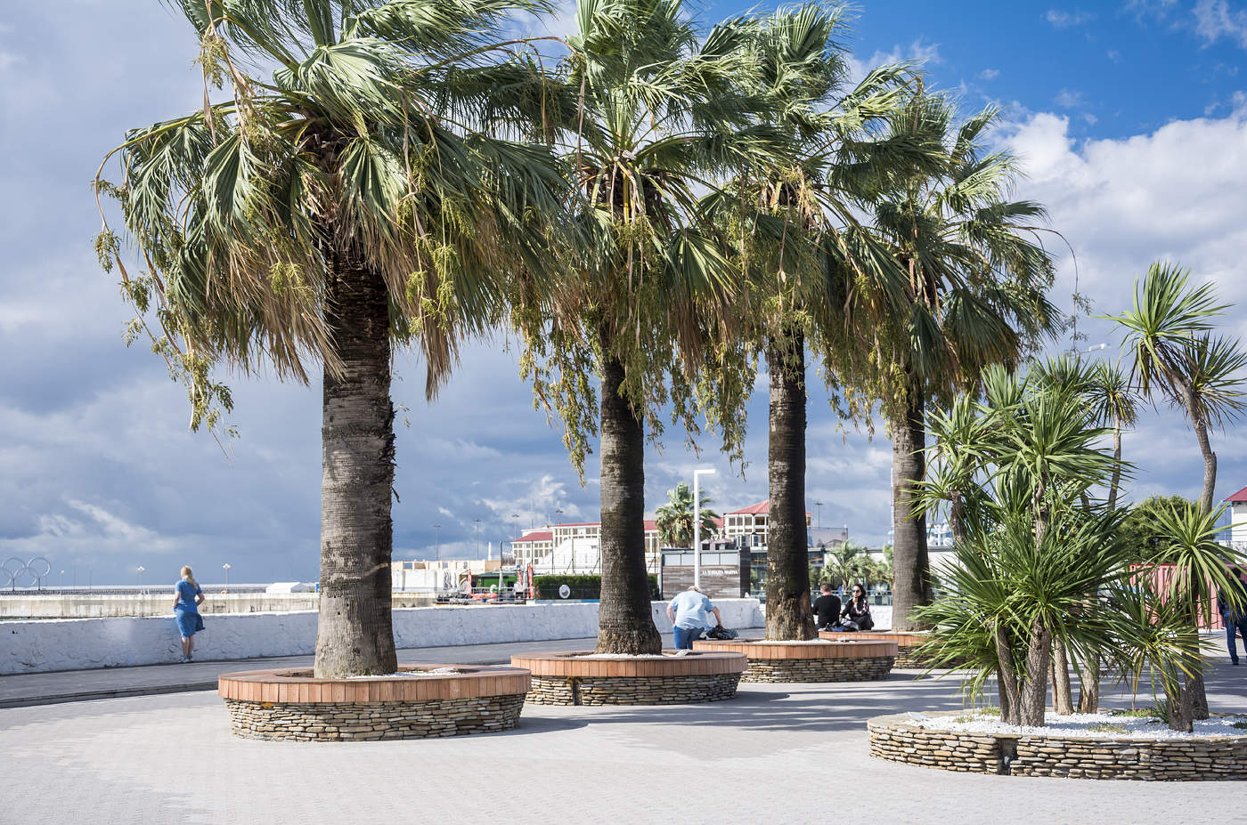 "А ты стоишь на берегу в синем платье..."