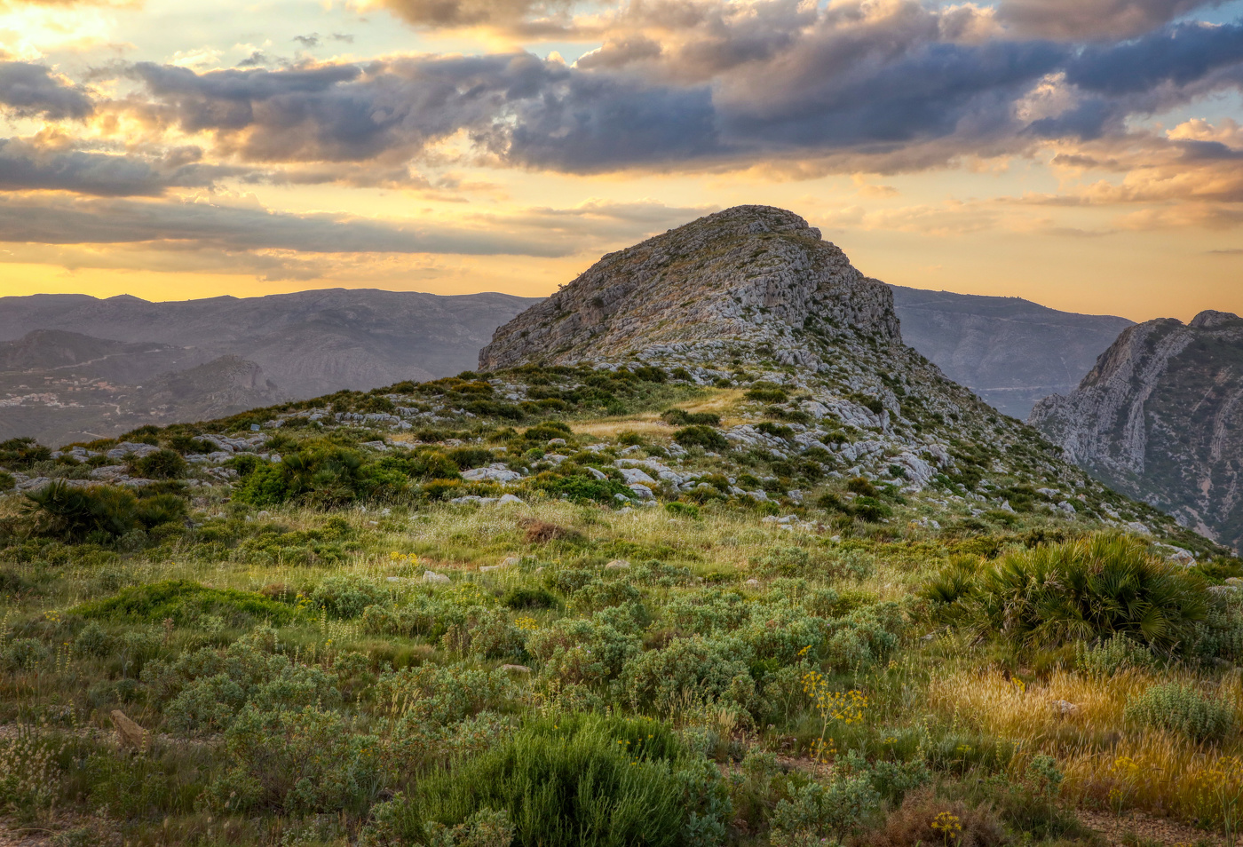 На закате в горах