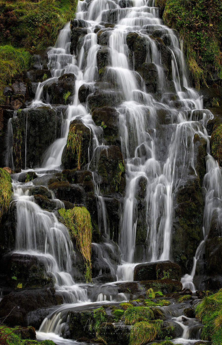 У подножия водопада