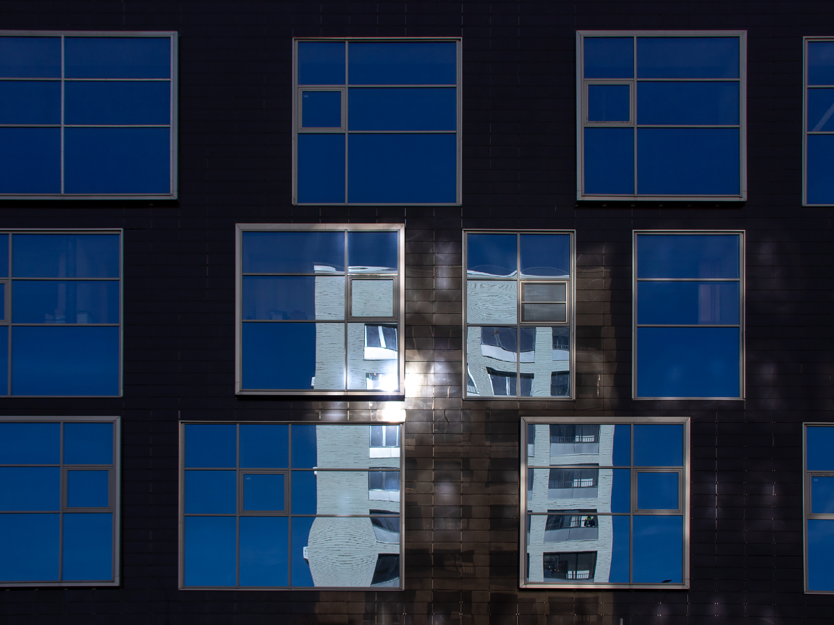 Человек в окне.