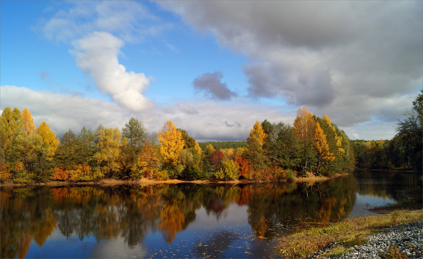 Октября тональность яркая ...