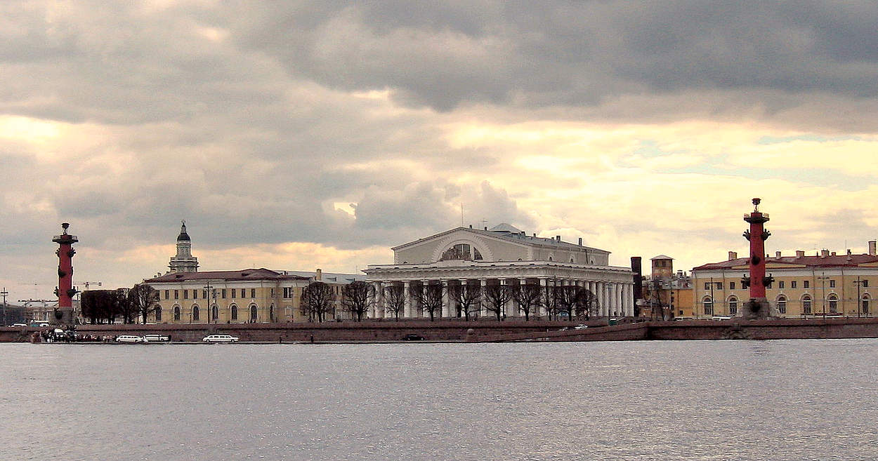 Здание Биржи и Ростральные колонны