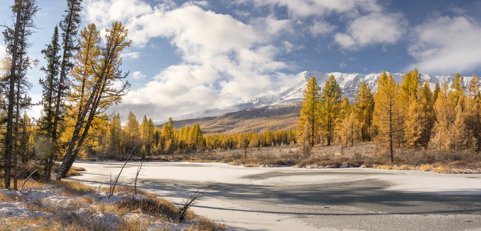 Замерзший берег голубого озера в горах Алтая