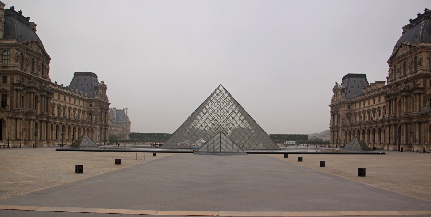 Лувр туманным утром.