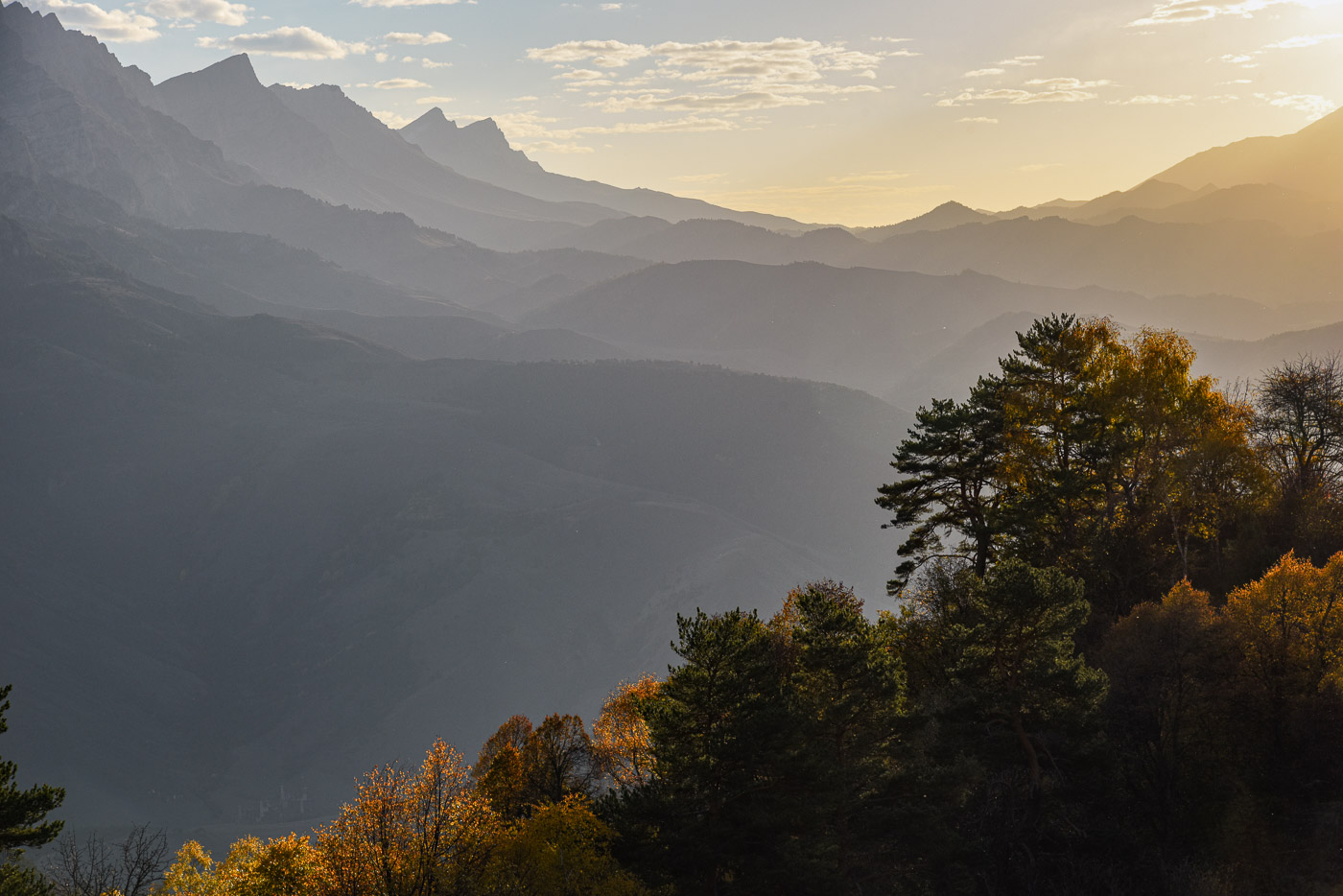Гора из-за горы глядит...