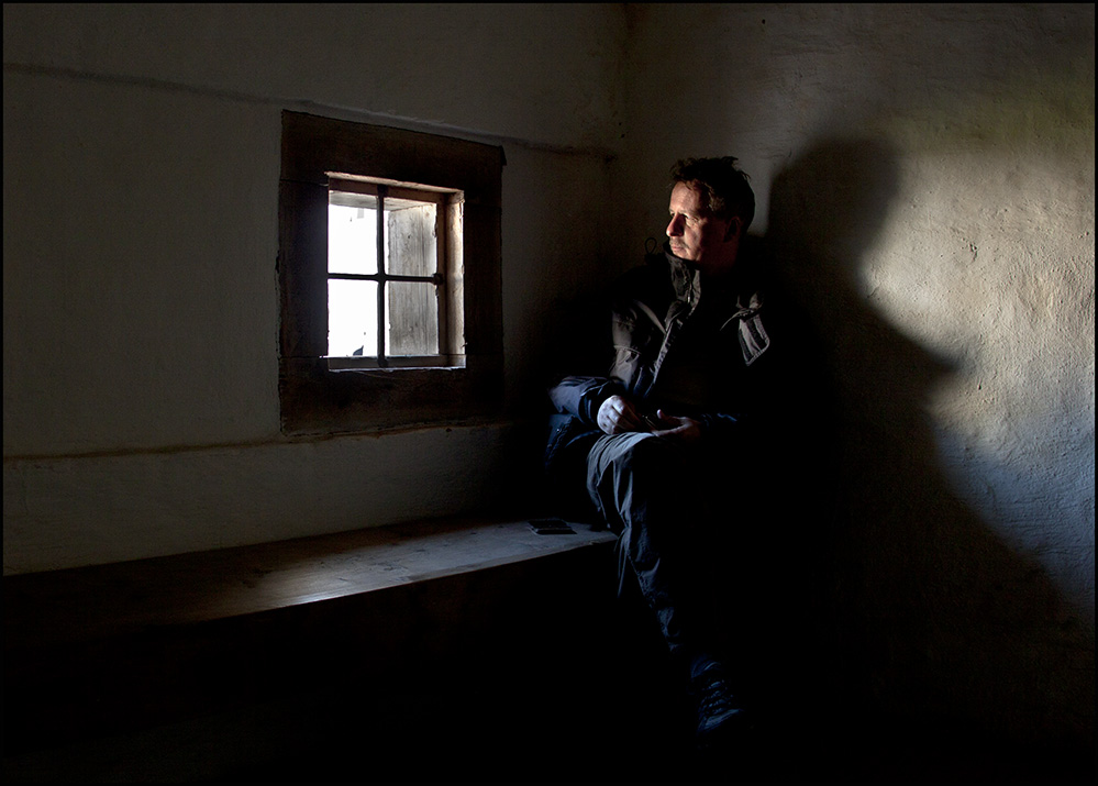 В горнице моей светло