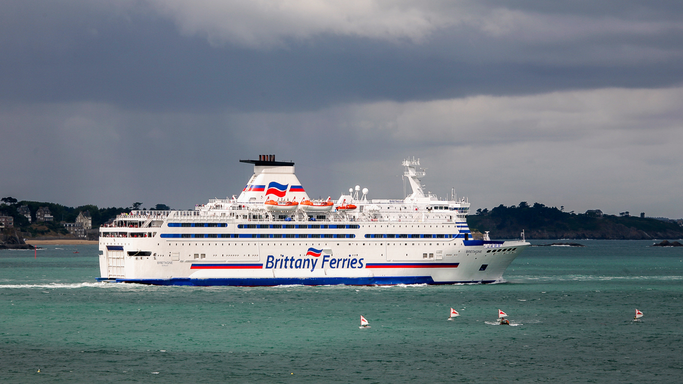 "...Ах, белый теплоход, бегущая вода..."