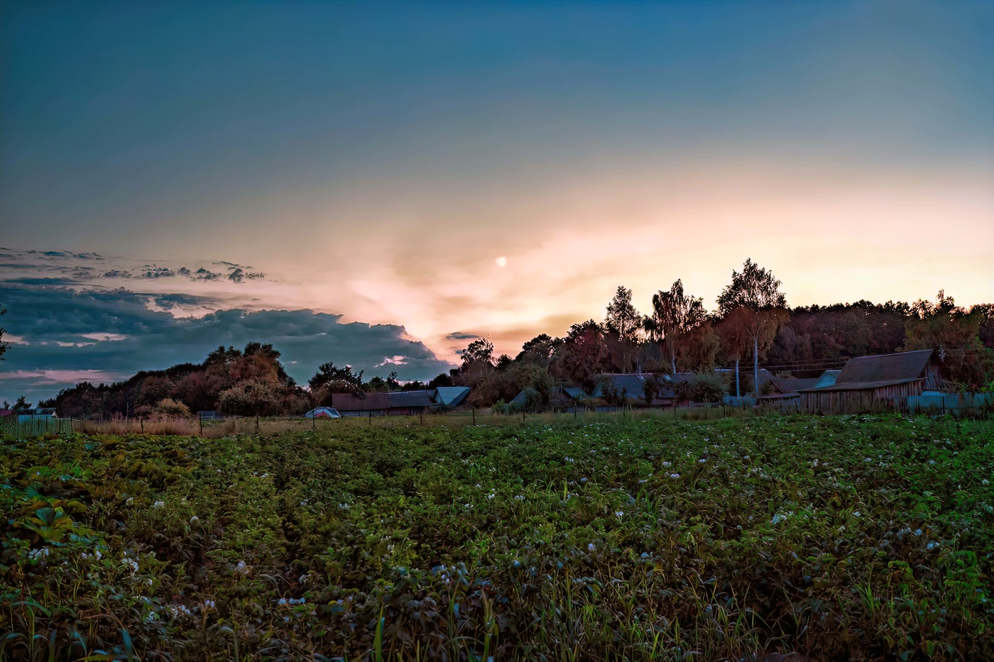 Вечереет и Луна взошла.
