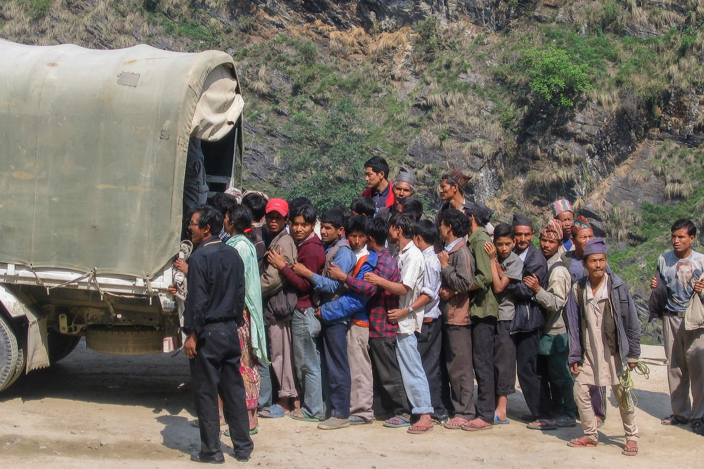 "В очередь, ...