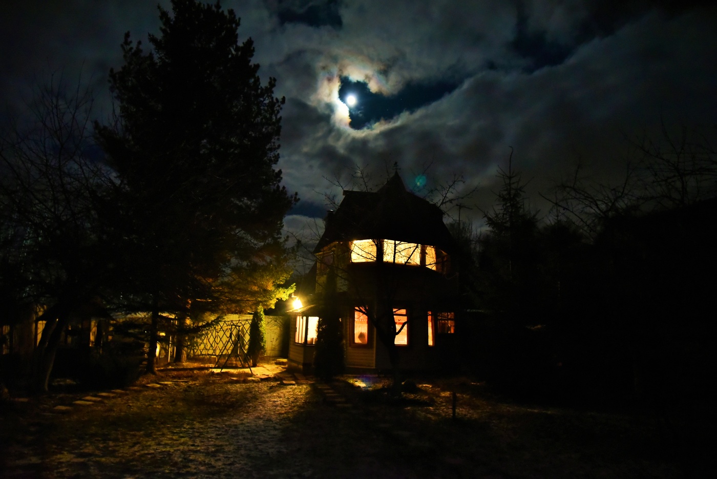 "Если в доме радость, радуйтесь потише..."