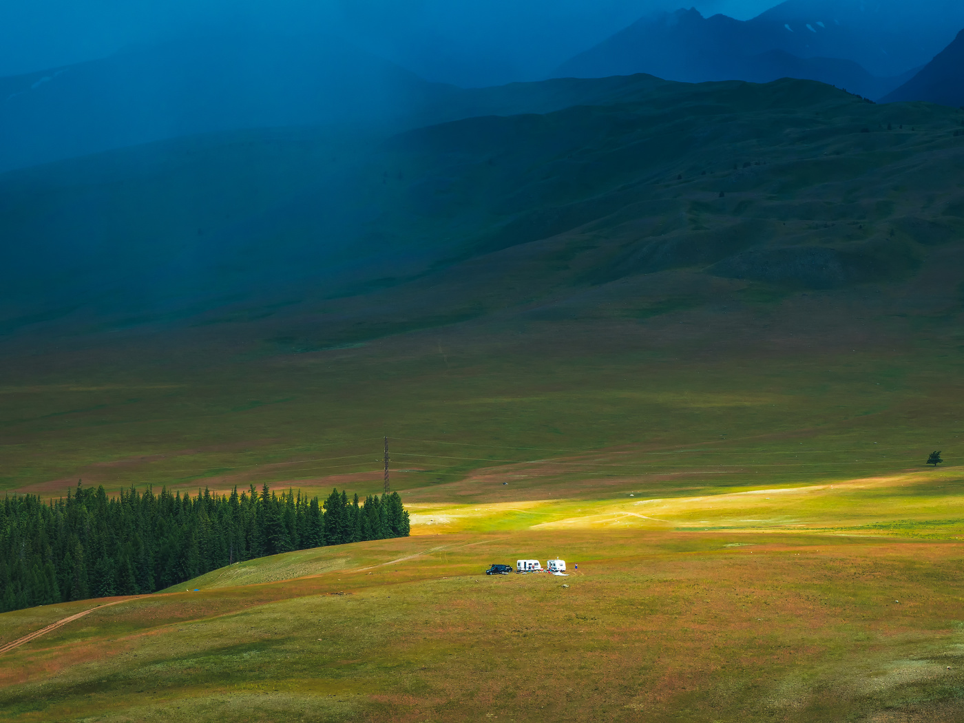 Перед летним ливнем у Курайского хребта. Алтай.