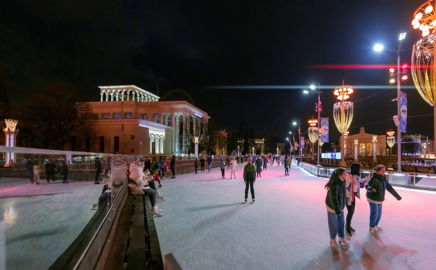 На катке ВДНХ залили лёд
