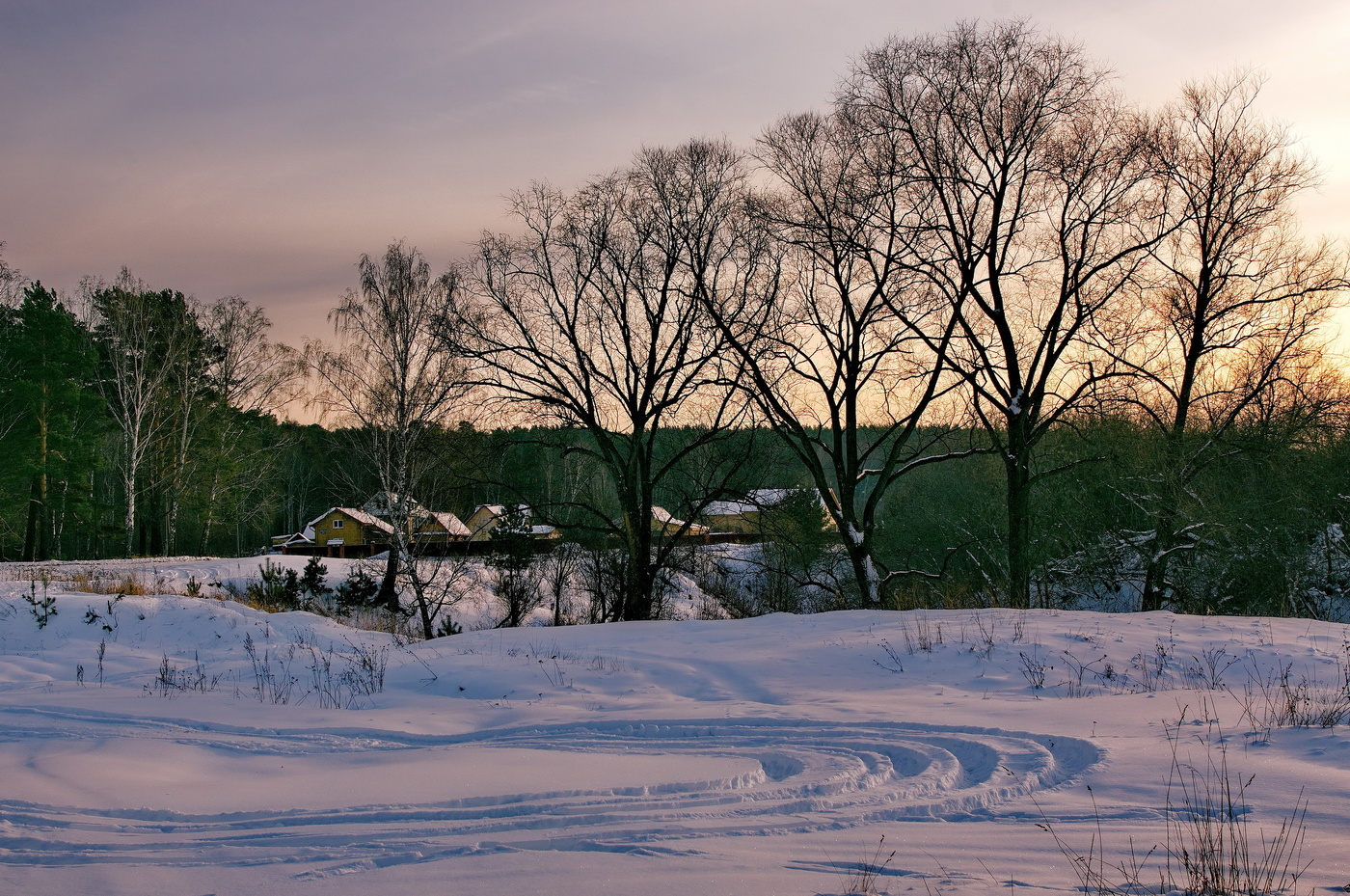 Декабрьским вечером.