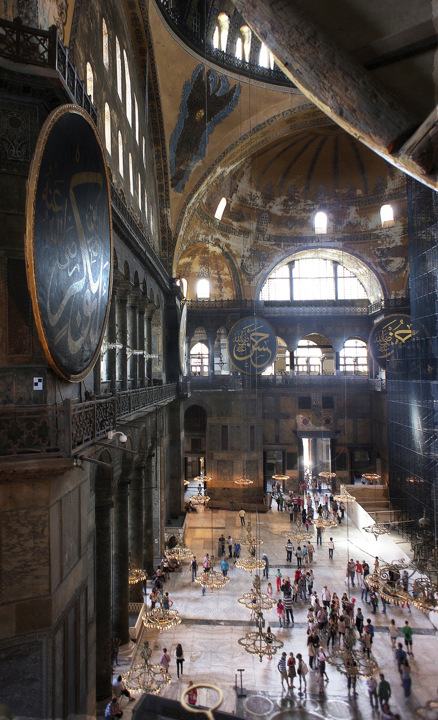 В стенах храма