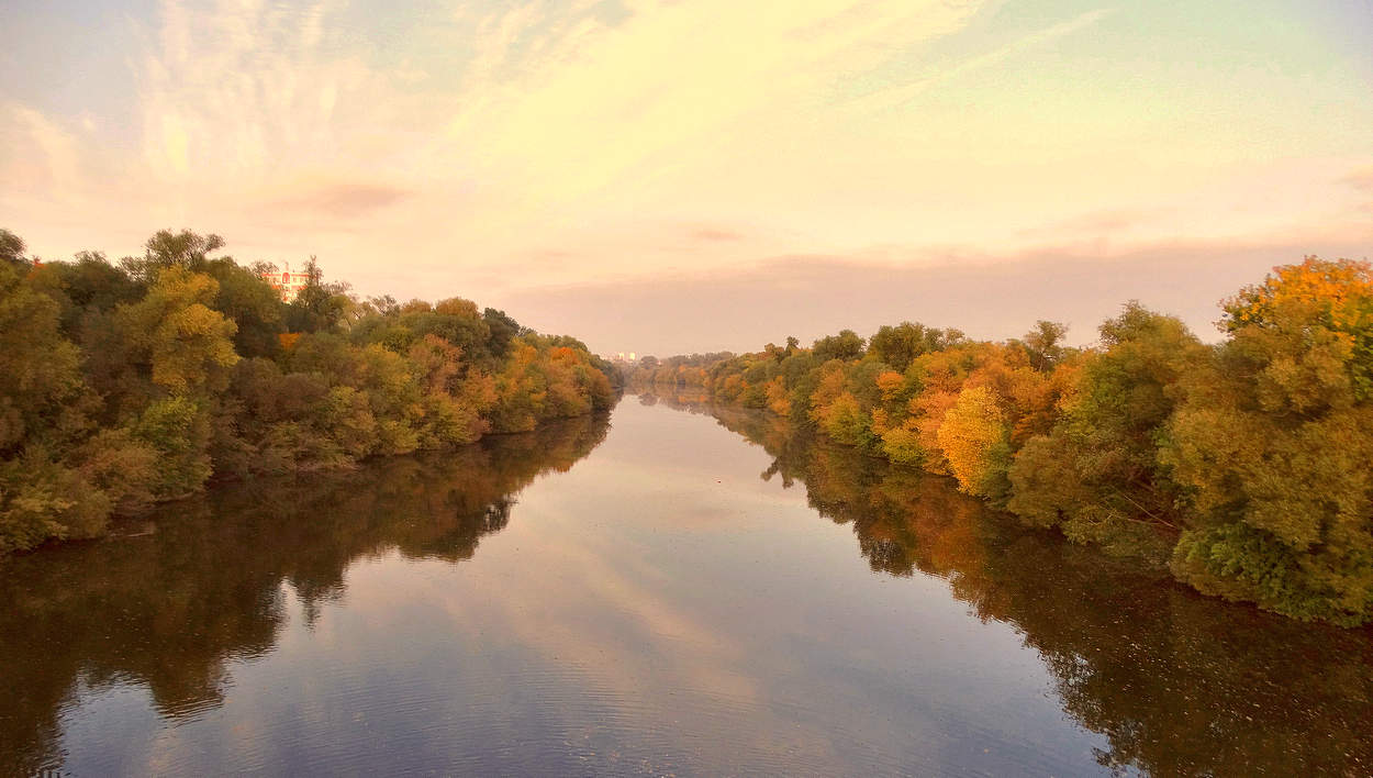 Разноцветные осенние берега