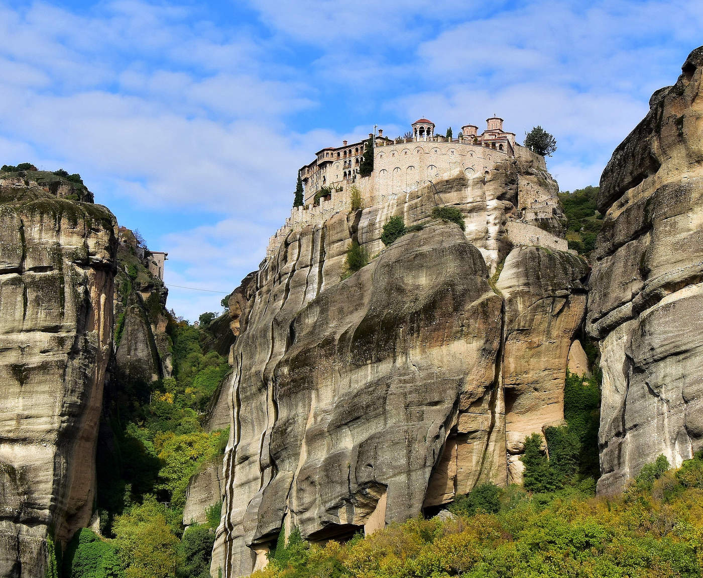 Вырастая из скал....