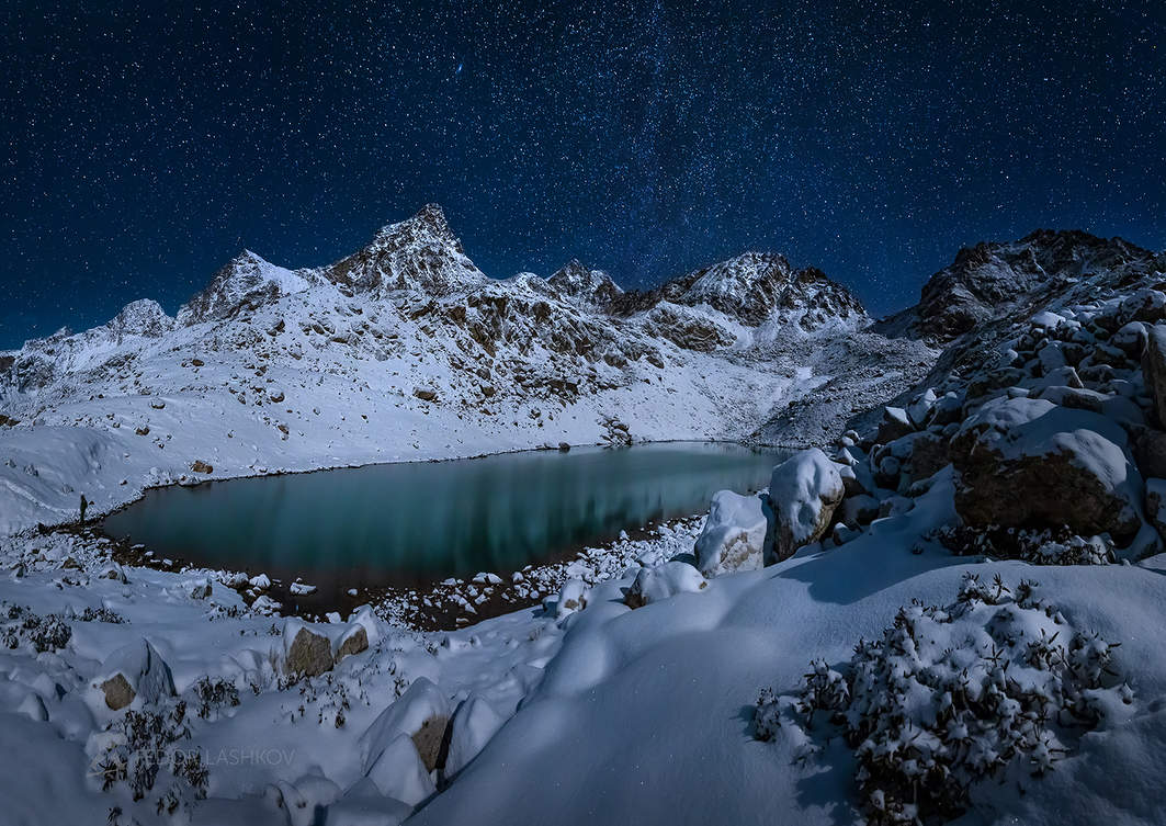 Горное озеро ночью