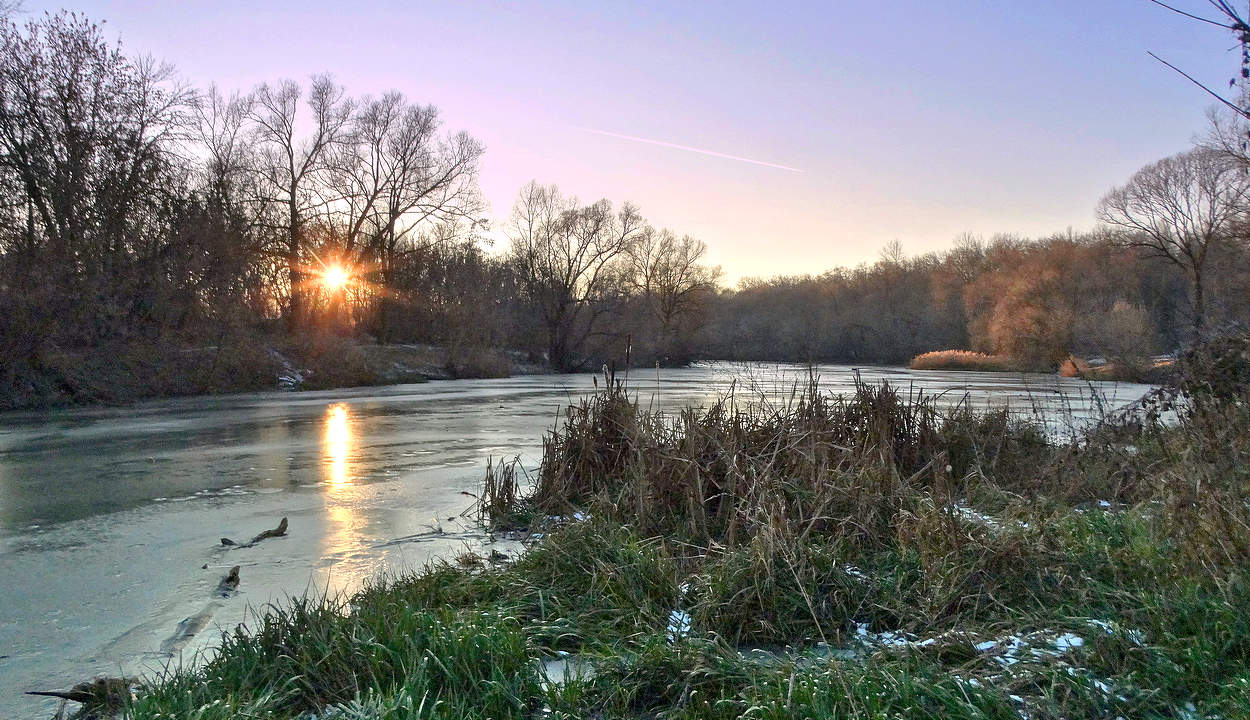 Зимний вечер с небольшим морозом