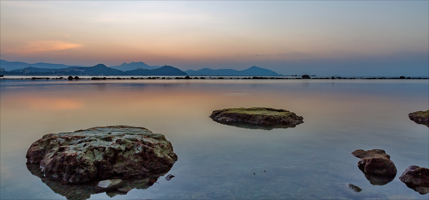 В рассветной тишине.