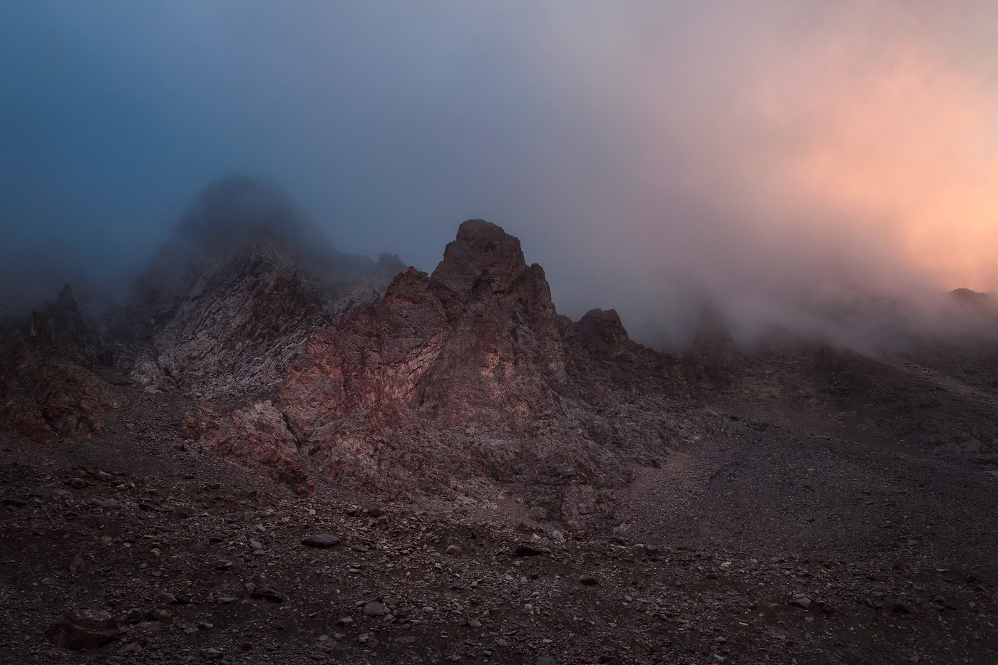 Восход солнца над горной грядой. Алтай.