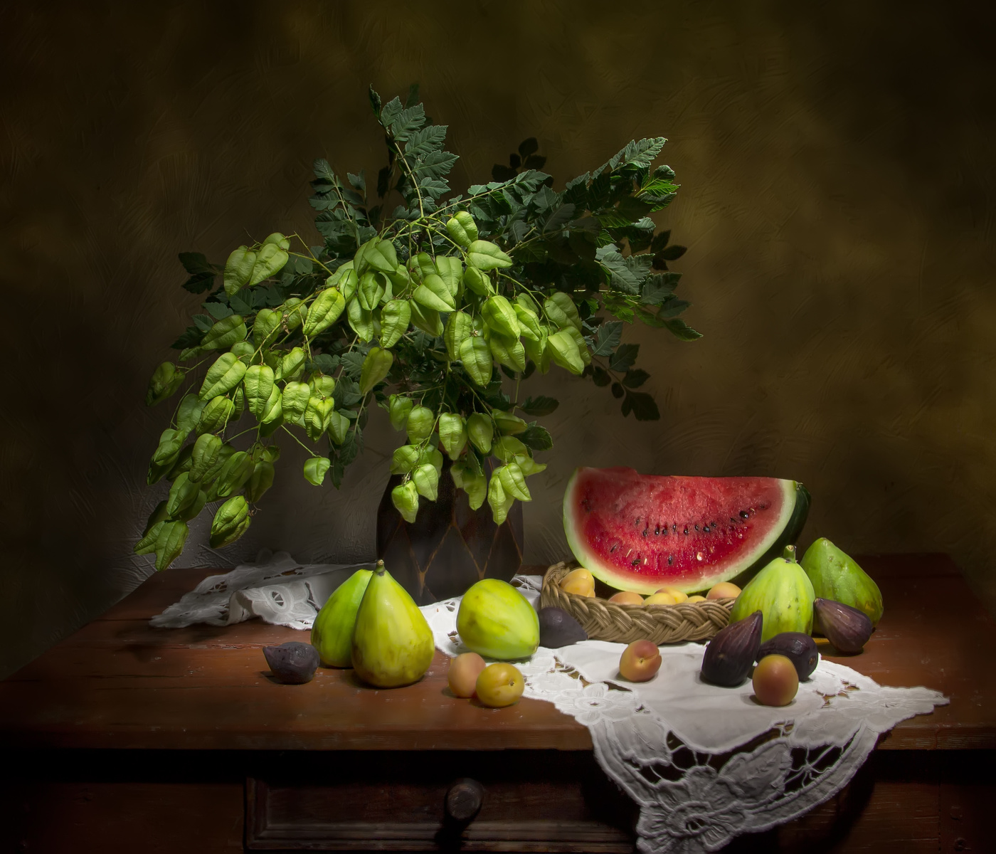 С арбузом....