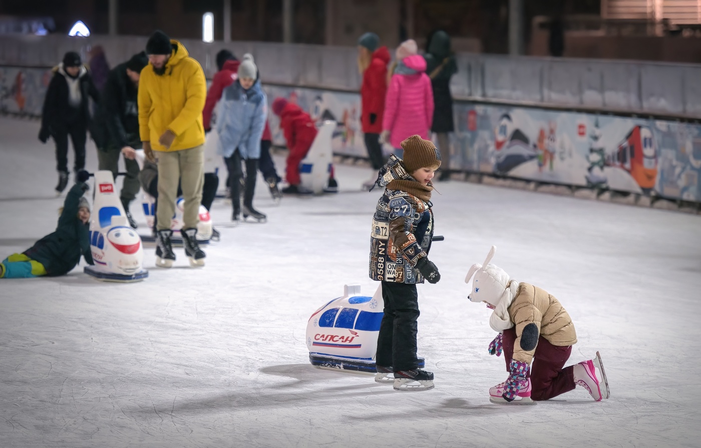 На катке, первые шаги
