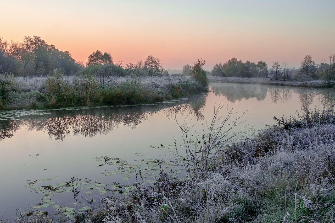 Морозное, осеннее утро.