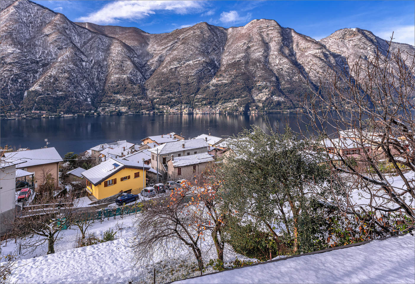 У кого-то яблоки на снегу, а где-то хурма