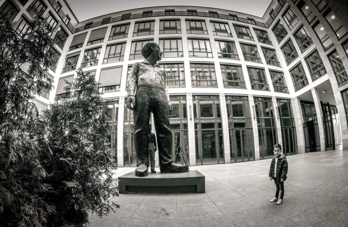 портрет ребёнка в замкнутом пространстве