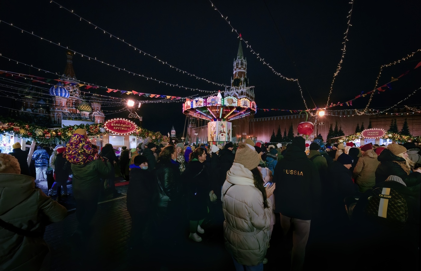 Гуляния возле Кремля