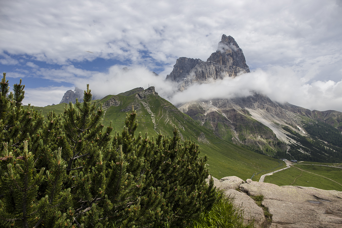 К высоким скалам