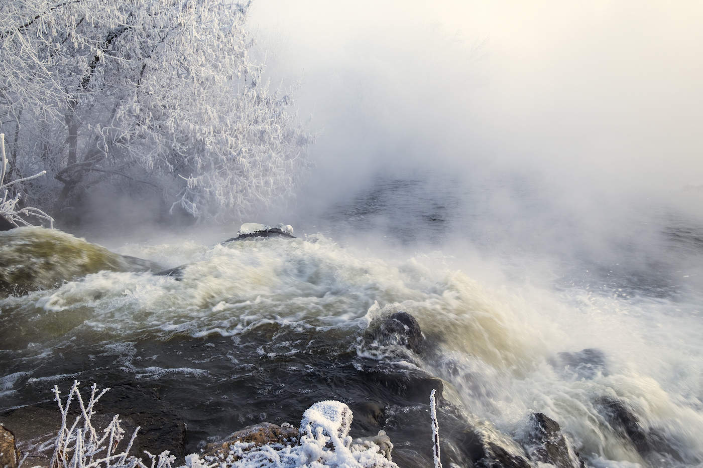 Бурные воды незамерзающей реки
