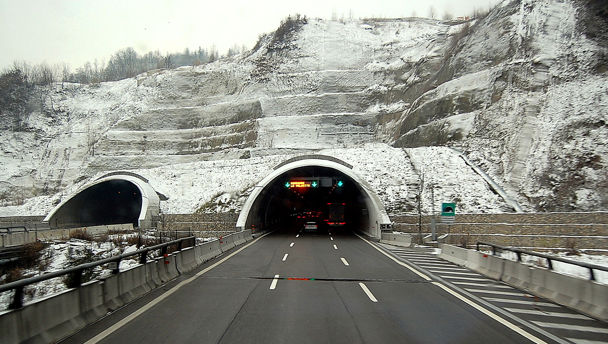 Перед въездом в заснеженный тоннель