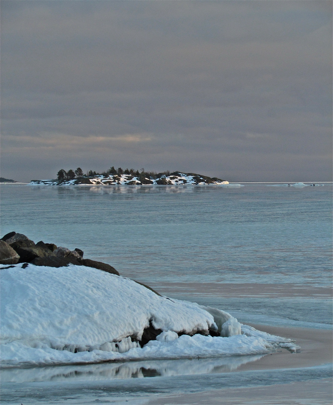 Всё здесь замерло до весны...