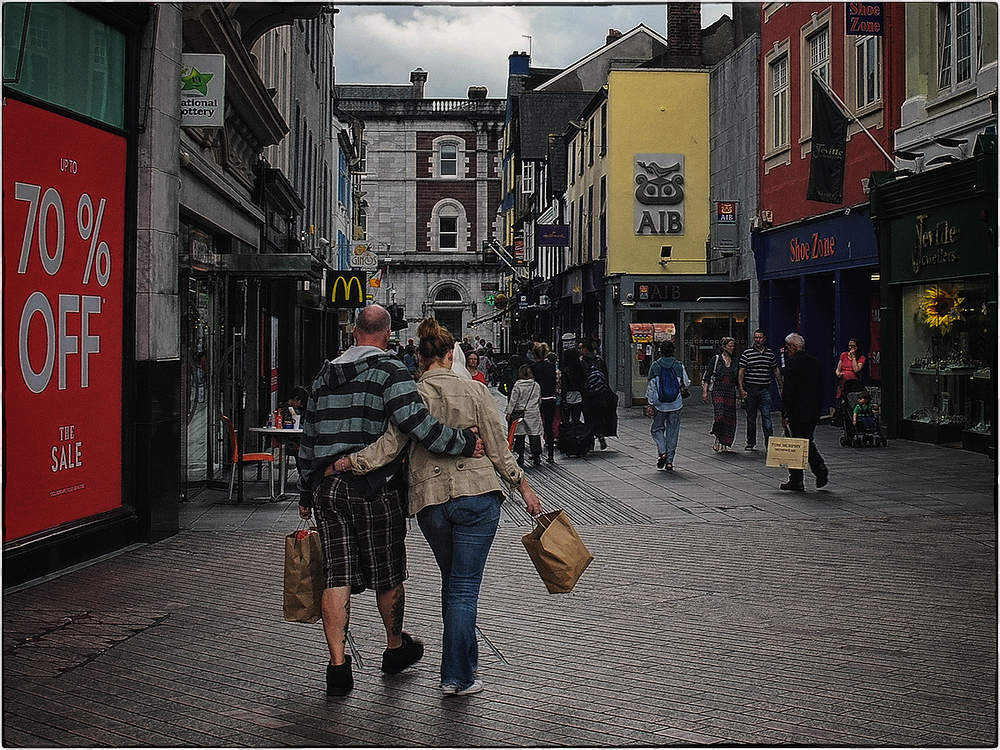 С распродажи...