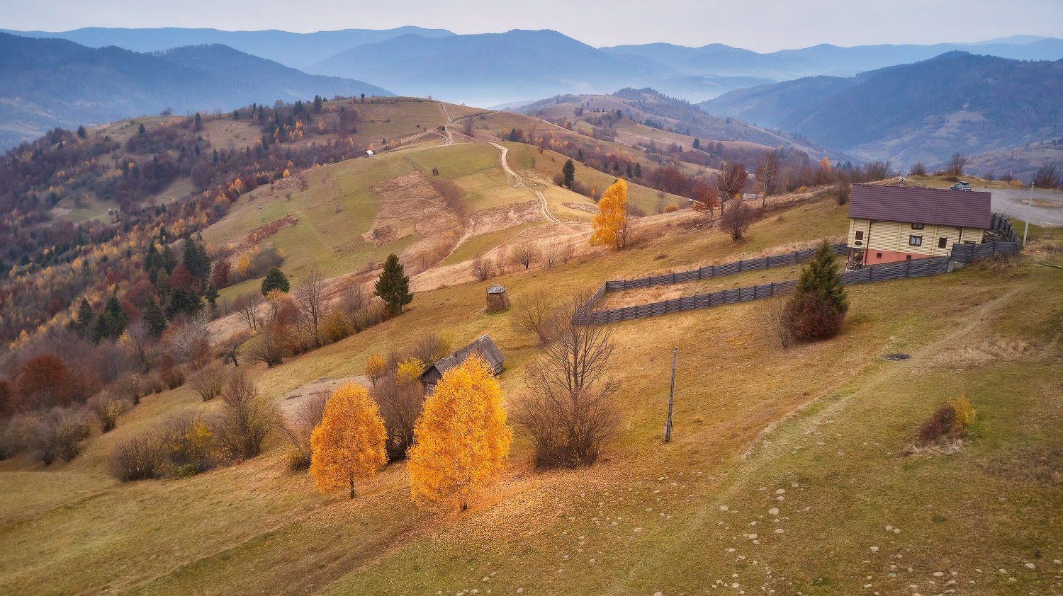 Хмурый вечер на осеннем перевале