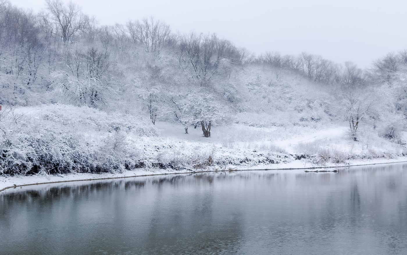 Белым снегом замело